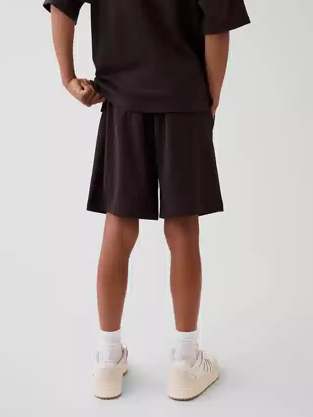 Pantalones cortos deportivos de malla para niños de 8"