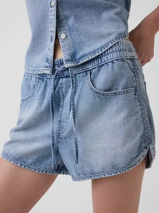 Pantalones cortos «Easy Dolphin» de denim ultrasuave de talle medio