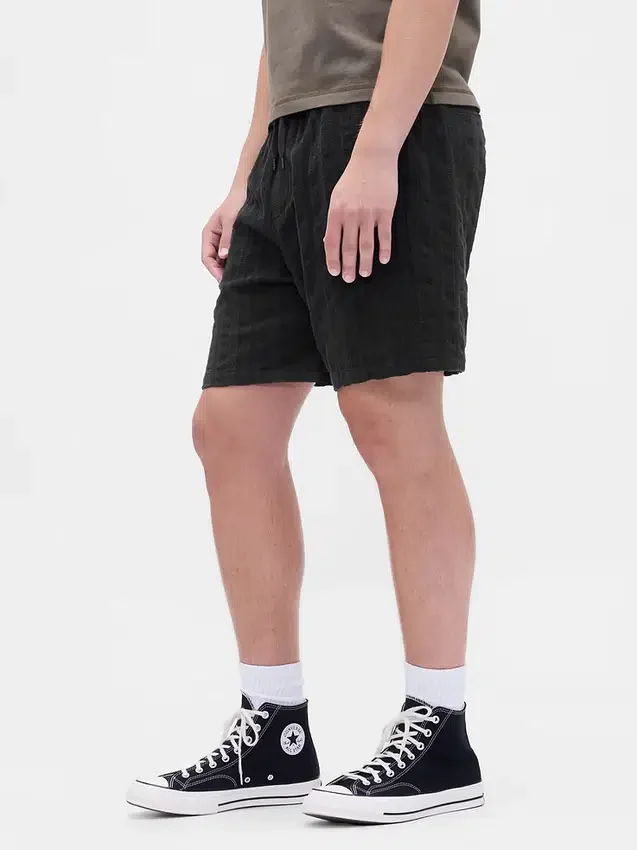 Pantalones cortos «Easy» texturizados de 7"