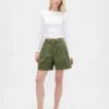 Pantalones cortos plisados de sarga de talle medio (6")