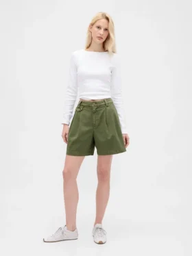 Pantalones cortos plisados de sarga de talle medio (6")
