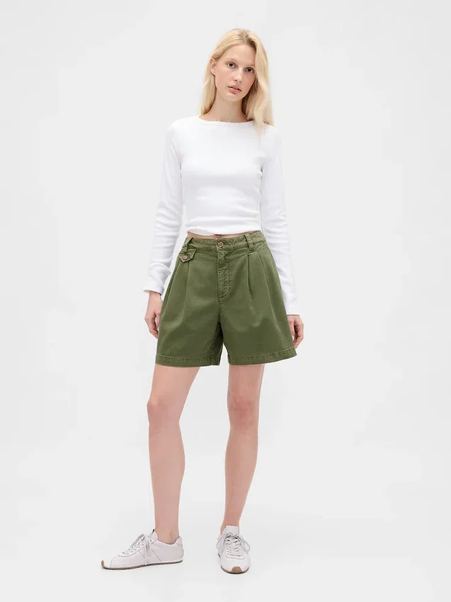 Pantalones cortos plisados de sarga de talle medio (6")