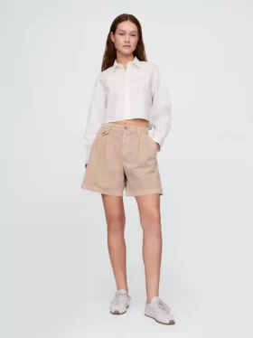 Pantalones cortos plisados de sarga de talle medio (6")