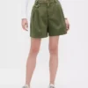 Pantalones cortos plisados de sarga de talle medio (6")