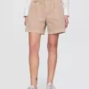 Pantalones cortos plisados de sarga de talle medio (6")