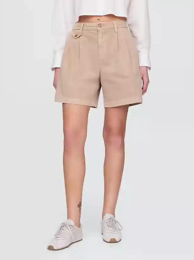 Pantalones cortos plisados de sarga de talle medio (6")