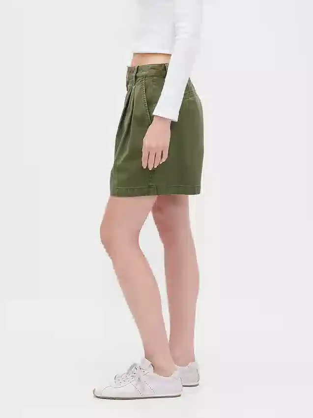 Pantalones cortos plisados de sarga de talle medio (6")