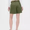 Pantalones cortos plisados de sarga de talle medio (6")