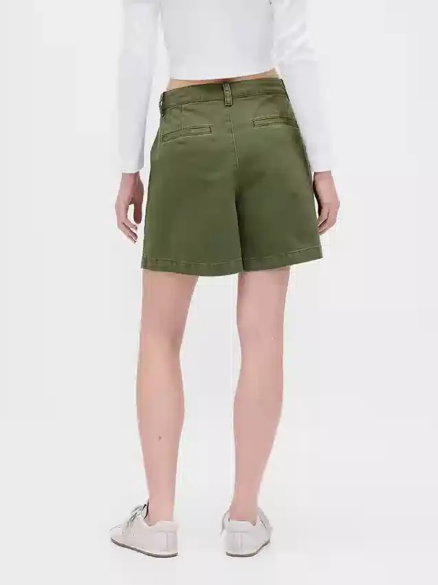 Pantalones cortos plisados de sarga de talle medio (6")