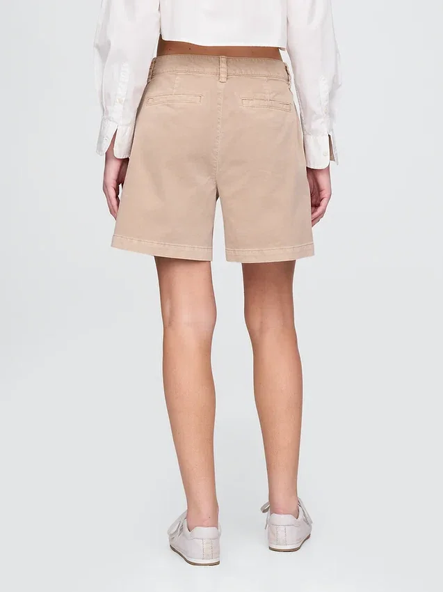 Pantalones cortos plisados de sarga de talle medio (6")