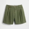 Pantalones cortos plisados de sarga de talle medio (6")