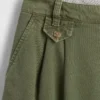 Pantalones cortos plisados de sarga de talle medio (6")