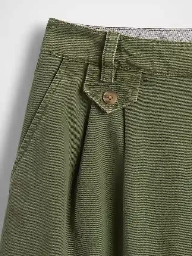 Pantalones cortos plisados de sarga de talle medio (6")