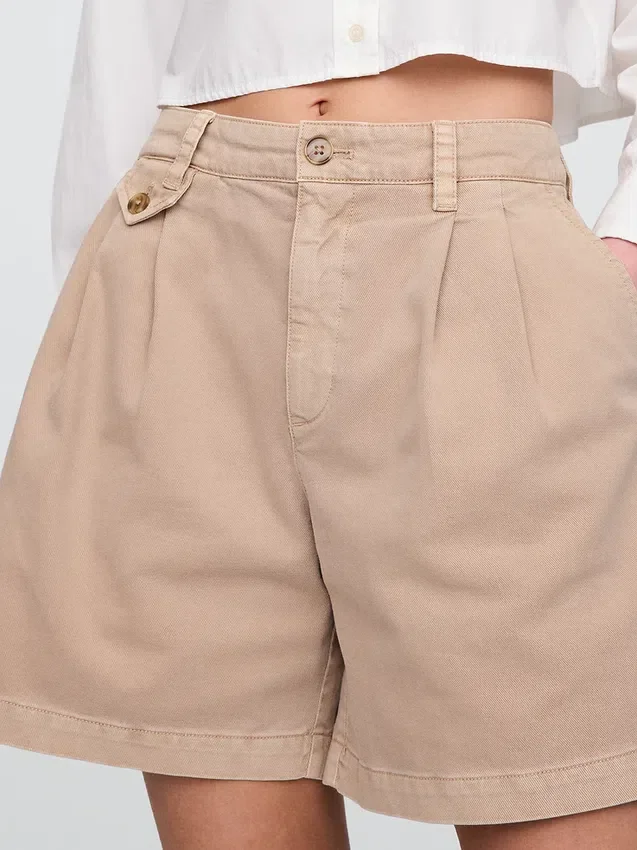 Pantalones cortos plisados de sarga de talle medio (6")