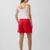Pantalones cortos premamá fáciles de poner por debajo de la barriga
