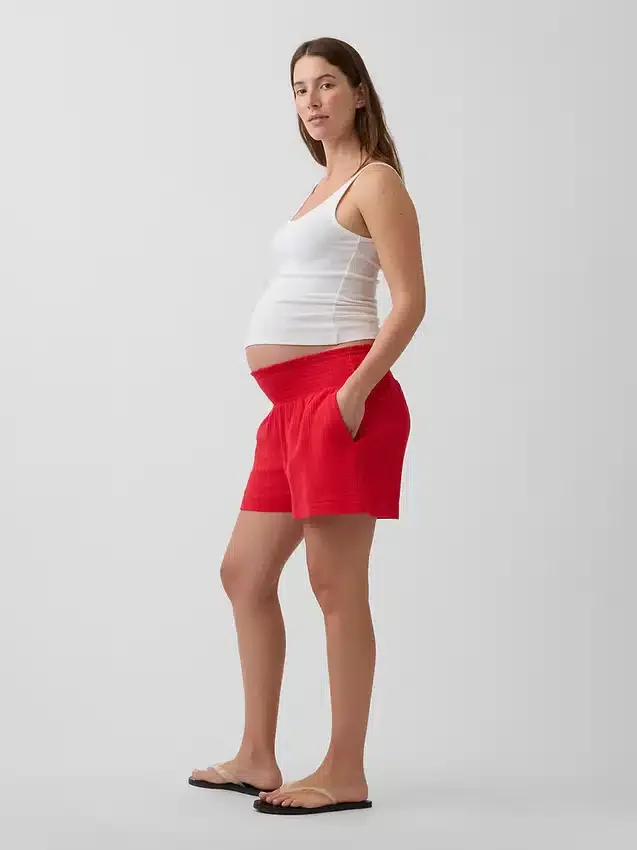 Pantalones cortos premamá fáciles de poner por debajo de la barriga