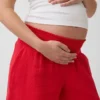 Pantalones cortos premamá fáciles de poner por debajo de la barriga