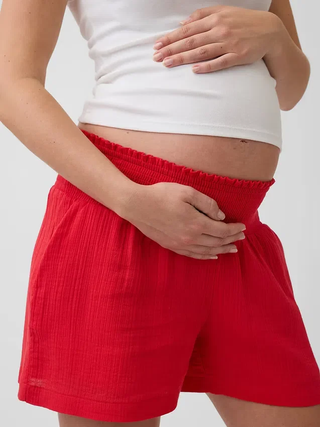 Pantalones cortos premamá fáciles de poner por debajo de la barriga