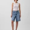 Pantalones cortos vaqueros de talle medio con microcinturón y corte largo de 11"