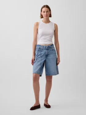 Pantalones cortos vaqueros de talle medio con microcinturón y corte largo de 11"