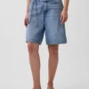 Pantalones cortos vaqueros de talle medio con microcinturón y corte largo de 11"