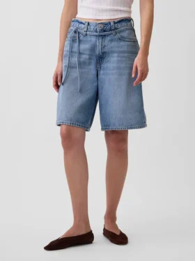 Pantalones cortos vaqueros de talle medio con microcinturón y corte largo de 11″