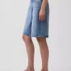 Pantalones cortos vaqueros de talle medio con microcinturón y corte largo de 11"