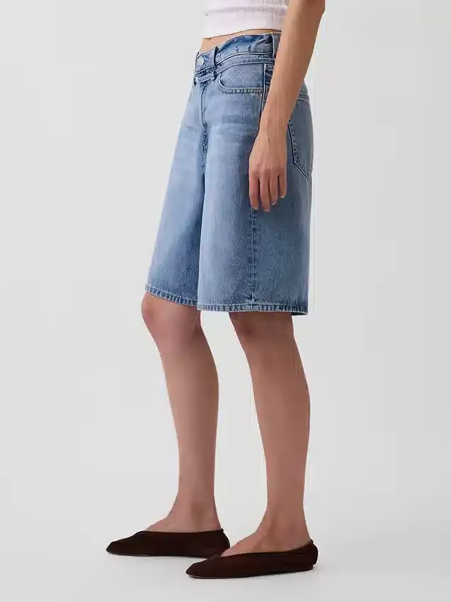 Pantalones cortos vaqueros de talle medio con microcinturón y corte largo de 11"