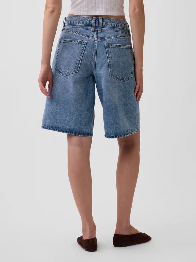 Pantalones cortos vaqueros de talle medio con microcinturón y corte largo de 11"