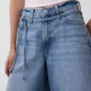 Pantalones cortos vaqueros de talle medio con microcinturón y corte largo de 11"