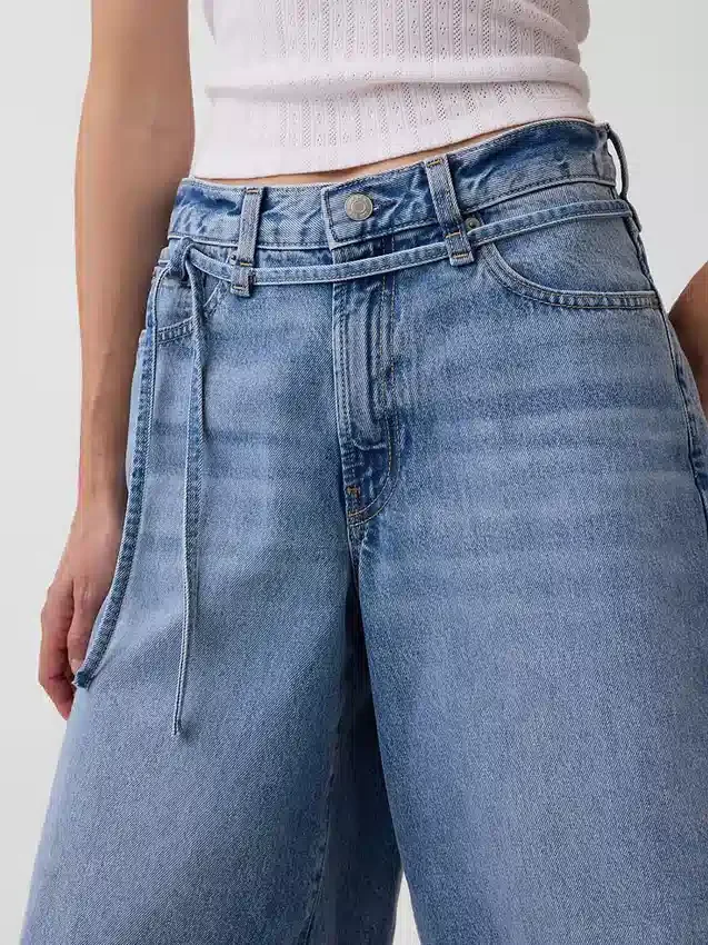 Pantalones cortos vaqueros de talle medio con microcinturón y corte largo de 11"