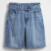 Pantalones cortos vaqueros de talle medio con microcinturón y corte largo de 11"