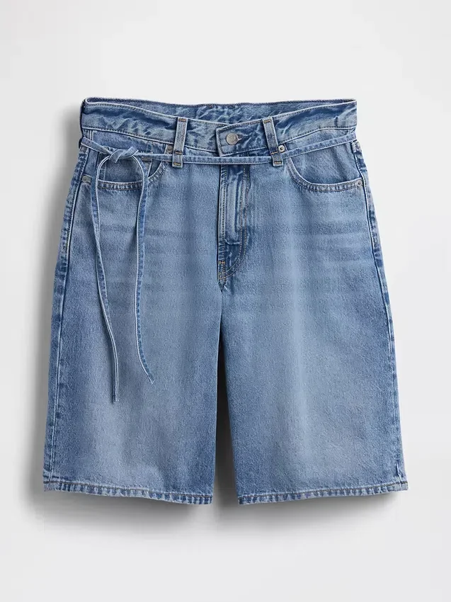 Pantalones cortos vaqueros de talle medio con microcinturón y corte largo de 11"