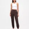 Pantalones de chándal GapFit Tech de talle alto con cremallera en el bajo