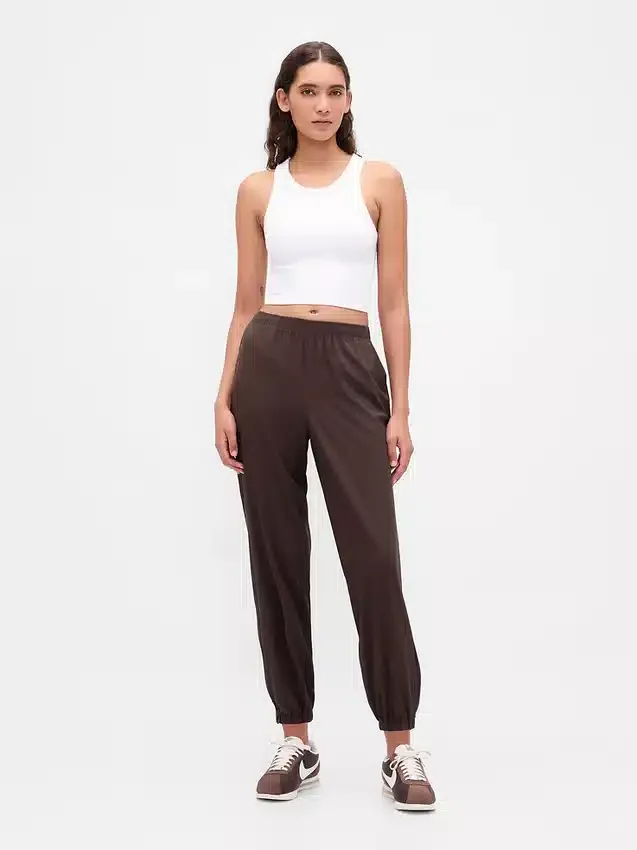 Pantalones de chándal GapFit Tech de talle alto con cremallera en el bajo