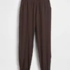 Pantalones de chándal GapFit Tech de talle alto con cremallera en el bajo