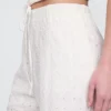 Pantalones de talle medio con ojales y corte ancho
