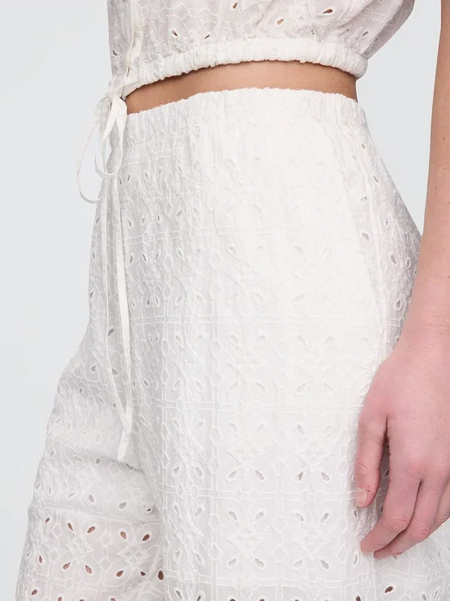 Pantalones de talle medio con ojales y corte ancho