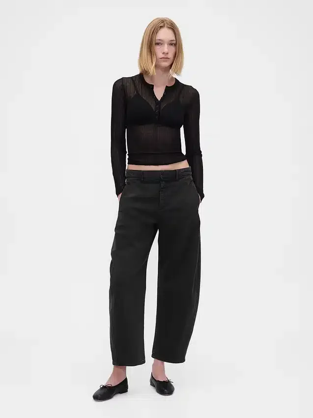 Pantalones de talle medio de sarga con corte acampanado