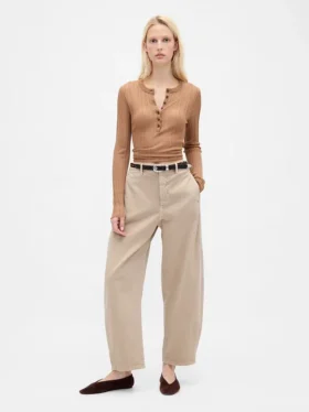 Pantalones de talle medio de sarga con corte acampanado