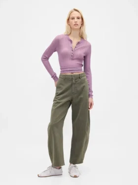 Pantalones de talle medio de sarga con corte acampanado