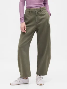 Pantalones de talle medio de sarga con corte acampanado