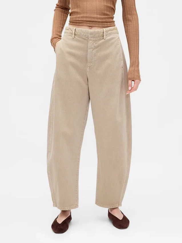 Pantalones de talle medio de sarga con corte acampanado