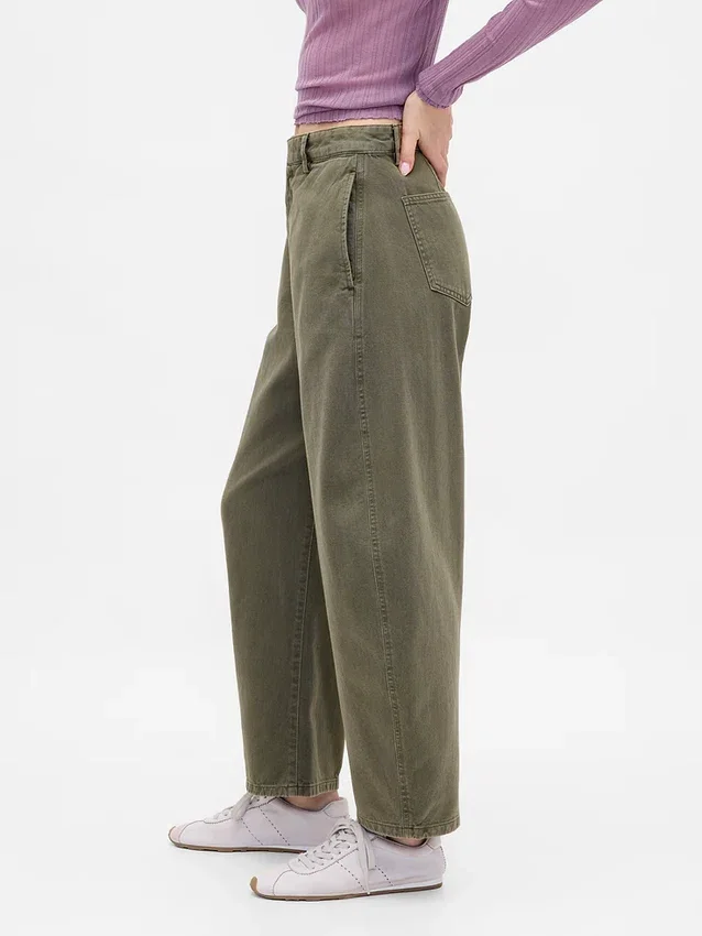 Pantalones de talle medio de sarga con corte acampanado