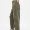 Pantalones de talle medio de sarga con corte acampanado