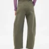 Pantalones de talle medio de sarga con corte acampanado