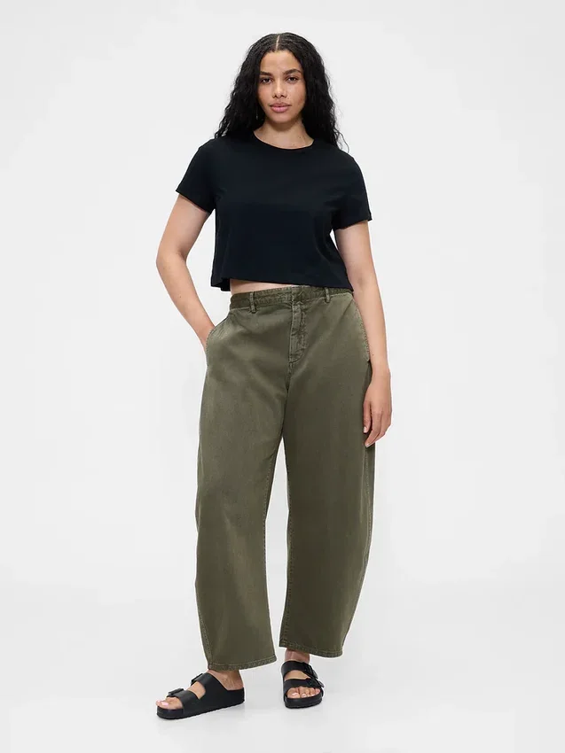 Pantalones de talle medio de sarga con corte acampanado