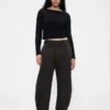 Pantalones de talle medio de sarga con corte acampanado