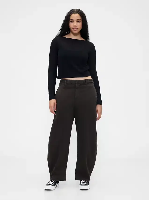Pantalones de talle medio de sarga con corte acampanado