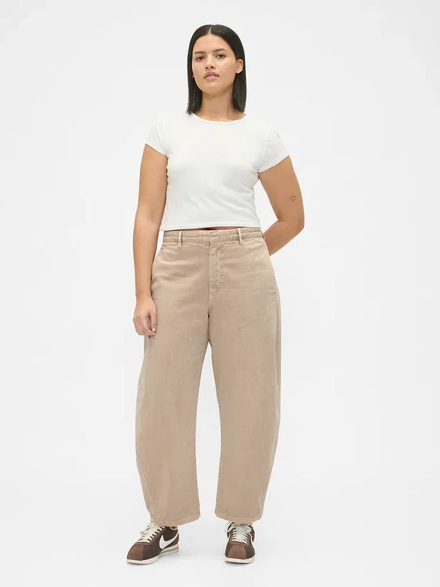 Pantalones de talle medio de sarga con corte acampanado